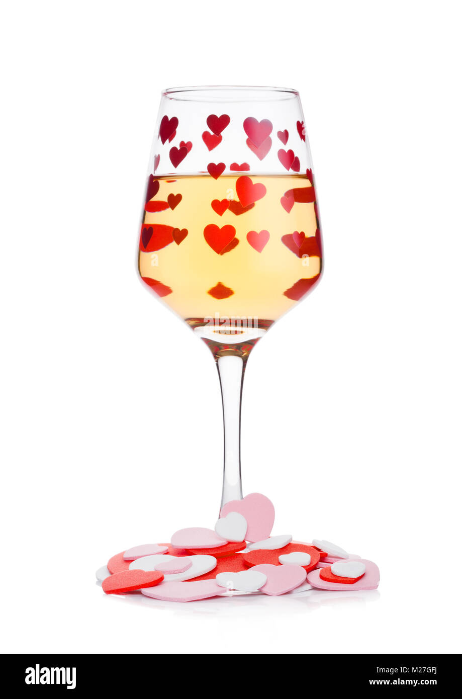 Bicchiere di whitewine con rosso e rosa forma di cuore per il giorno di san valentino su sfondo bianco Foto Stock