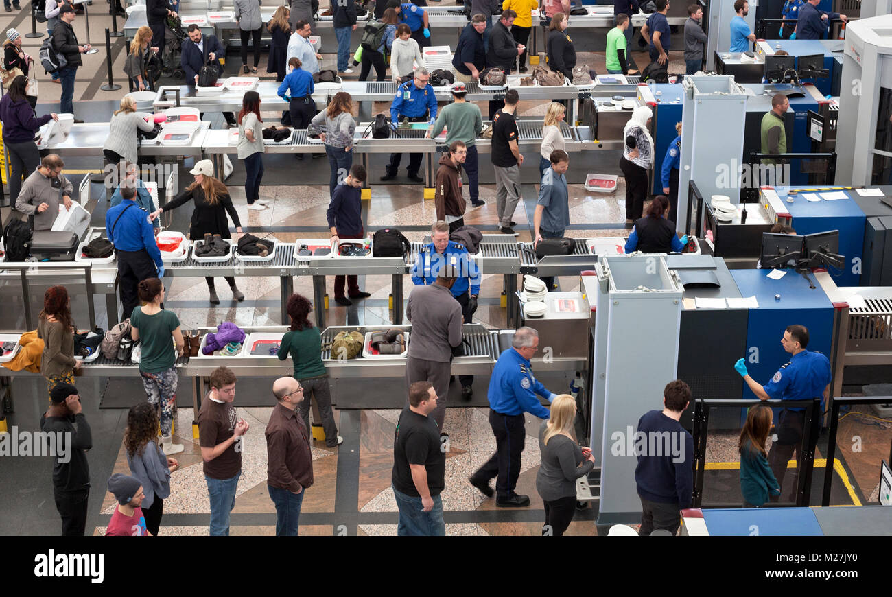 Sicurezza presso l'Aeroporto Internazionale di Denver negli Stati Uniti. Foto Stock