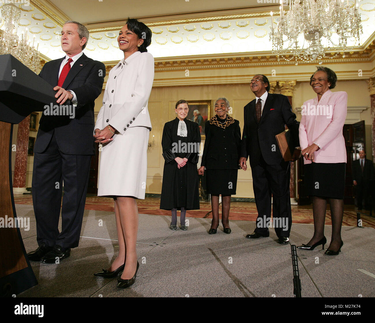 Il presidente americano George Bush, con il Segretario Rice della zia Genova "Gee'McPhatter(R), lo zio Alto Ray(2R), Zia Mattie obbligazioni(3R) e la Corte Suprema di Giustizia Ruth Bader Ginsberg(3L) introduce il Segretario di Stato Condoleezza Rice durante un giuramento nella cerimonia di Benjamin Franklin Room del Dipartimento di Stato a Washington, DC venerdì 28 gennaio 2005. Segretario del riso, che è la seconda donna e la prima donna nera a diventare segretario di Stato, è stato giurato in dal capo del personale della Casa Bianca, Andrew Card mercoledì sera, ore dopo il senato ha confermato la sua con un voto di 85 a 13, in un privato cerimon Foto Stock