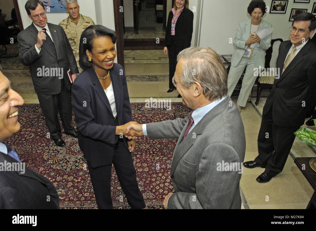 Stati Uniti il Segretario della Difesa Donald H. Rumsfeld saluta il Segretario di Stato americano Condoleezza Rice a Baghdad, Iraq, il 26 aprile 2006. Rumsfeld e il riso ha effettuato una visita inaspettata in Iraq per soddisfare congiuntamente con l'Iraq per designate recentemente il Primo Ministro Jawad al-Maliki per mostrare il loro sostegno per il proseguimento del processo di costruzione di un nuovo governo iracheno. Rumsfeld ha incontrato in precedenza con il comandante generale, della forza multinazionale in Iraq gen. George Casey Jr. credito obbligatorio: Ciad J. McNeeley / DoD via CNP /MediaPunch Foto Stock