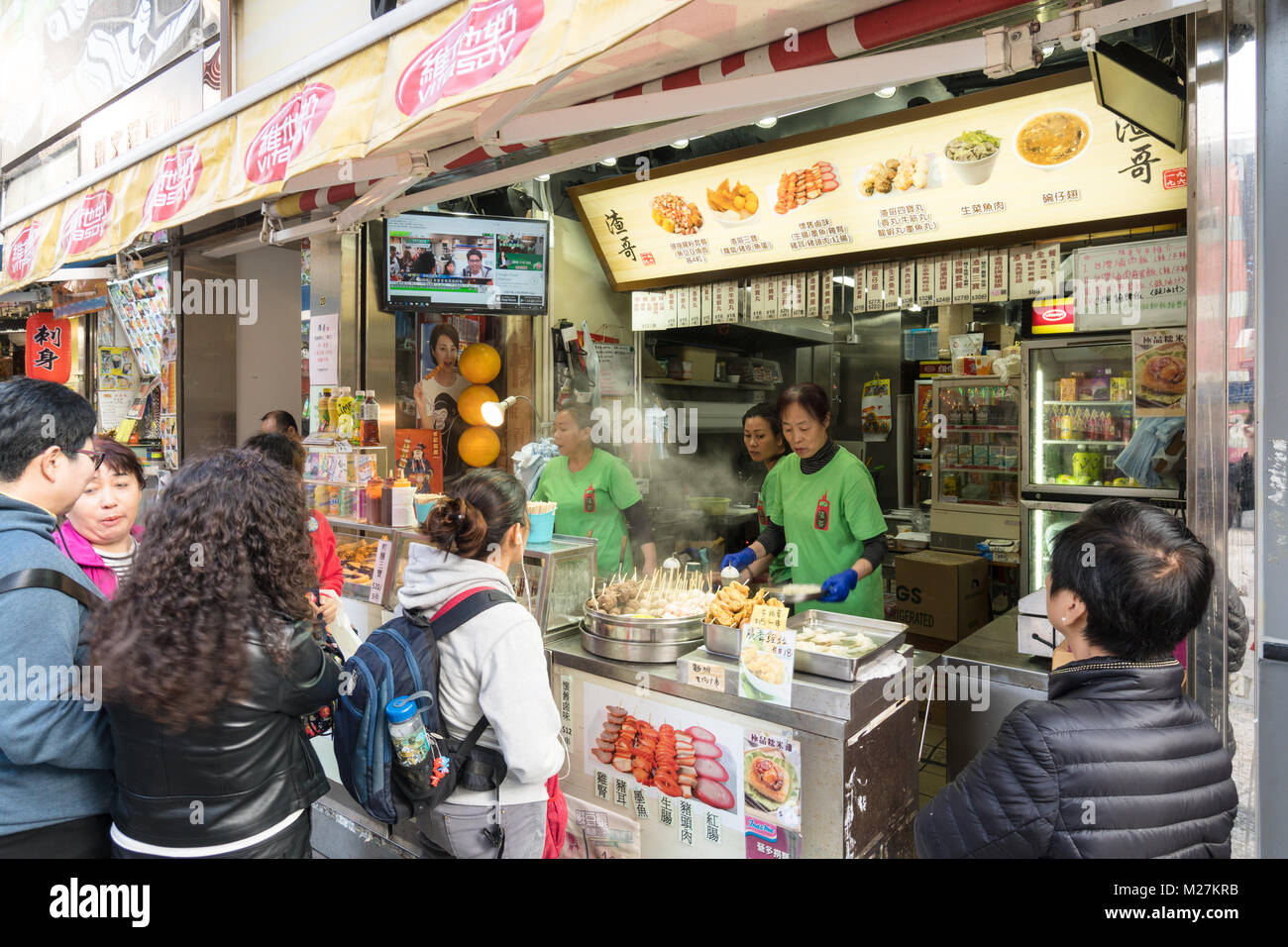 Hong Kong - 25 Gennaio 2018: la gente acquista vari street food snack, come ad esempio la carne e il pesce palle su spiedini, in una fase di stallo nelle strade di Kowloon in Ho Foto Stock