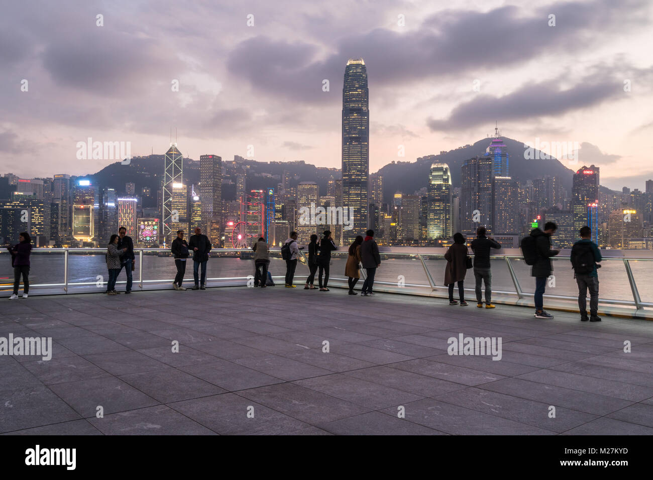 Hong Kong - 25 Gennaio 2018: Persone tenendo picutre e godendo la vista dalla cima dell'Oceano cruise terminal a Kowloon con la Hong Kong islan Foto Stock