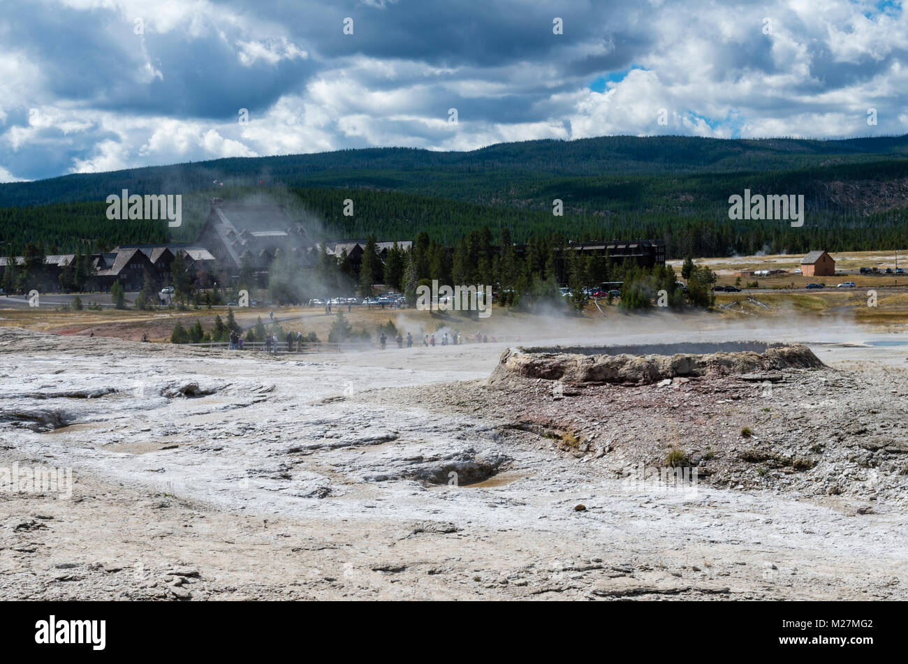 Vapore sorge da una primavera calda nella Upper Geyser Basin. Parco Nazionale di Yellowstone, Wyoming USA Foto Stock