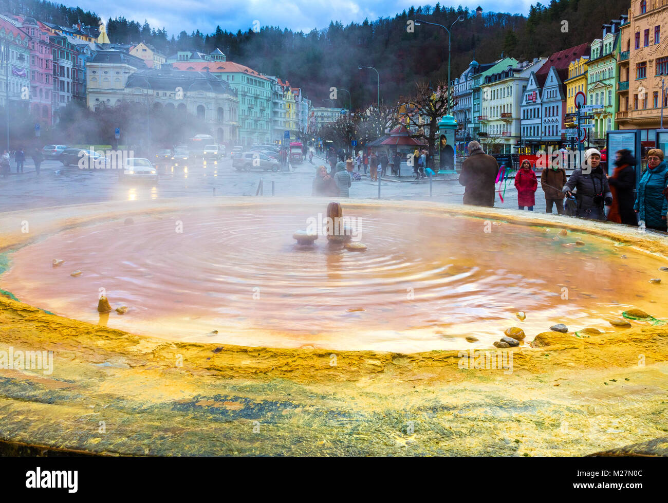 Karlovy Vary, Repubblica Cszech - Gennaio 01, 2018: Fontana con sorgenti calde Foto Stock