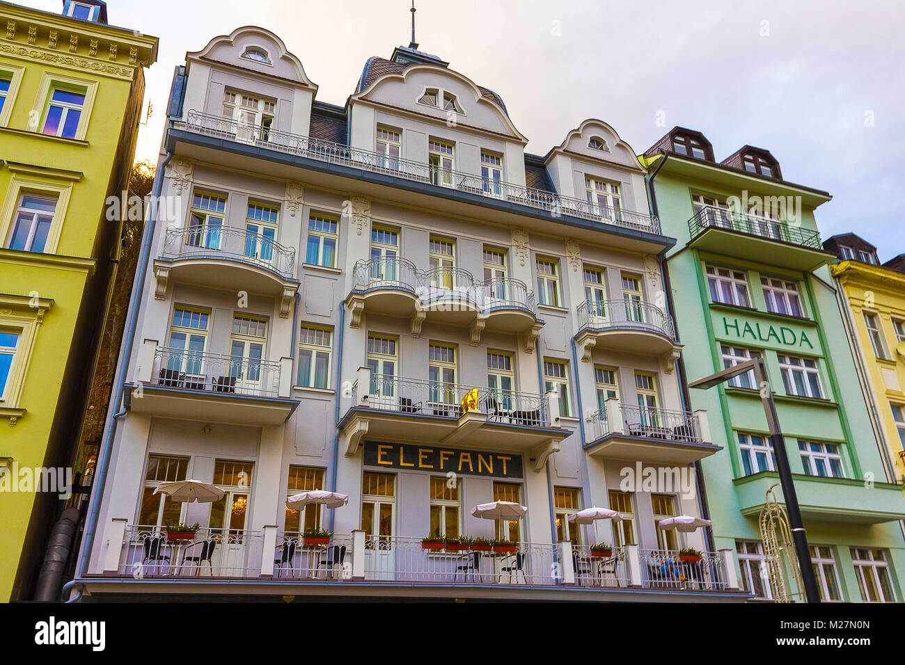 Karlovy Vary, Repubblica Cszech - Gennaio 01, 2018: Le facciate delle vecchie case in centro Foto Stock