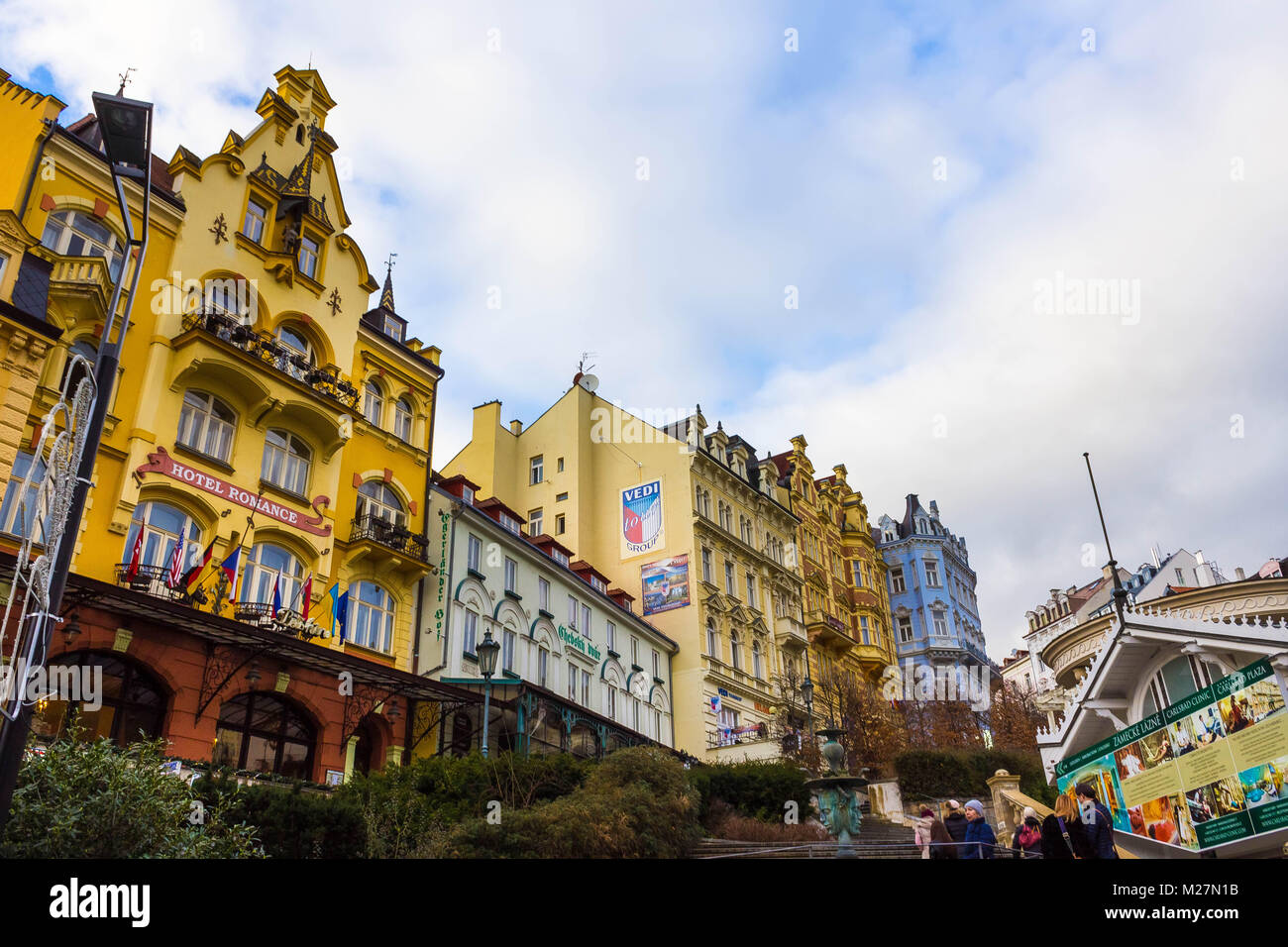 Karlovy Vary, Repubblica Cszech - Gennaio 01, 2018: Le facciate delle vecchie case in centro Foto Stock