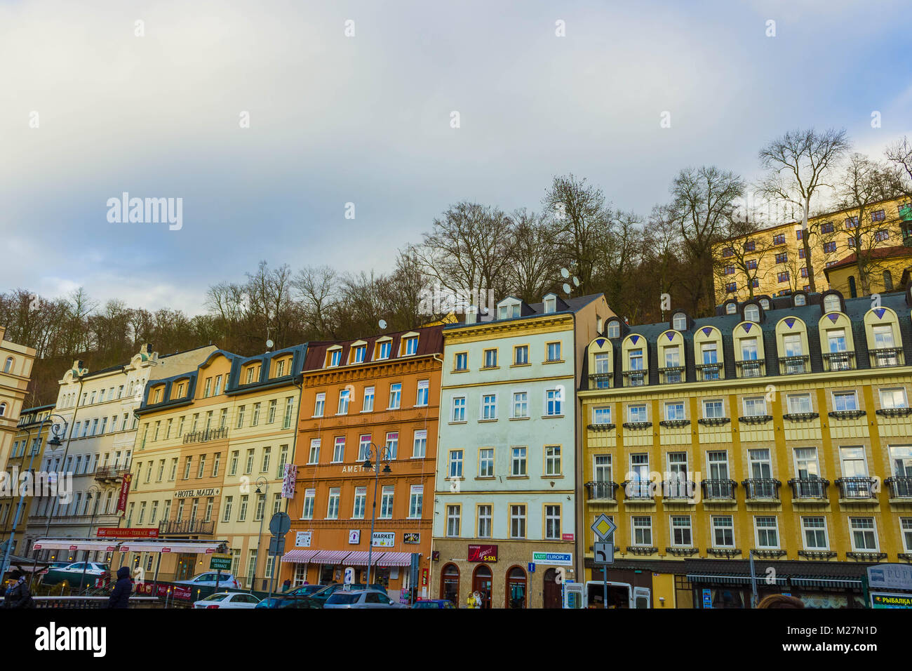 Karlovy Vary, Repubblica Cszech - Gennaio 01, 2018: Le facciate delle vecchie case in centro Foto Stock
