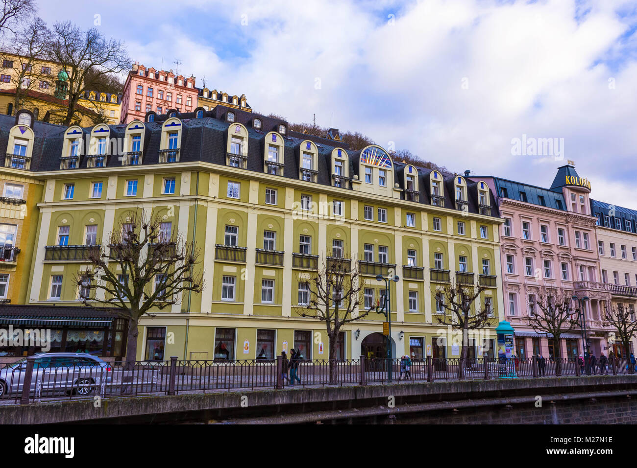 Karlovy Vary, Repubblica Cszech - Gennaio 01, 2018: Le facciate delle vecchie case in centro Foto Stock