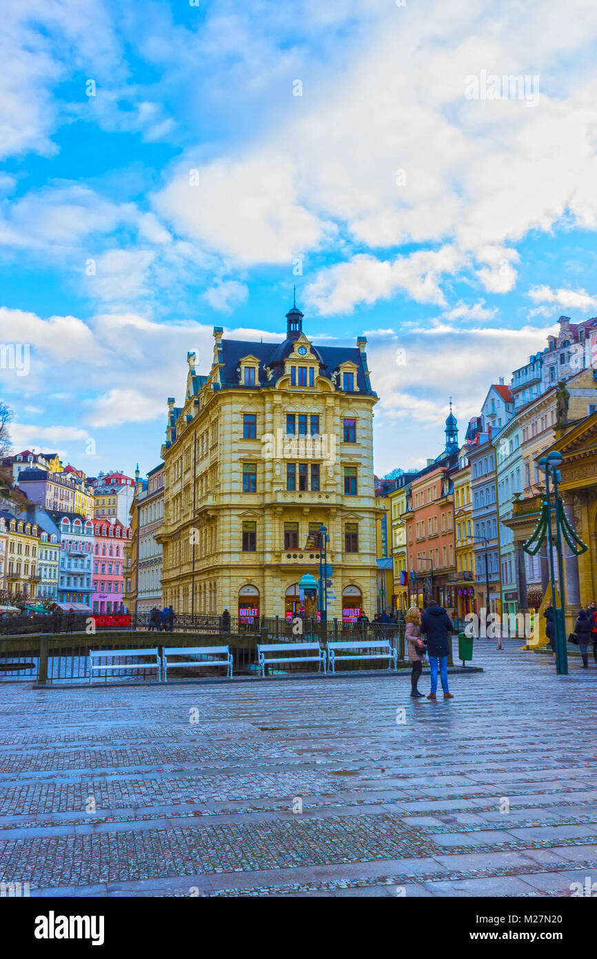 Karlovy Vary, Repubblica Cszech - Gennaio 01, 2018: Le facciate delle vecchie case in centro Foto Stock