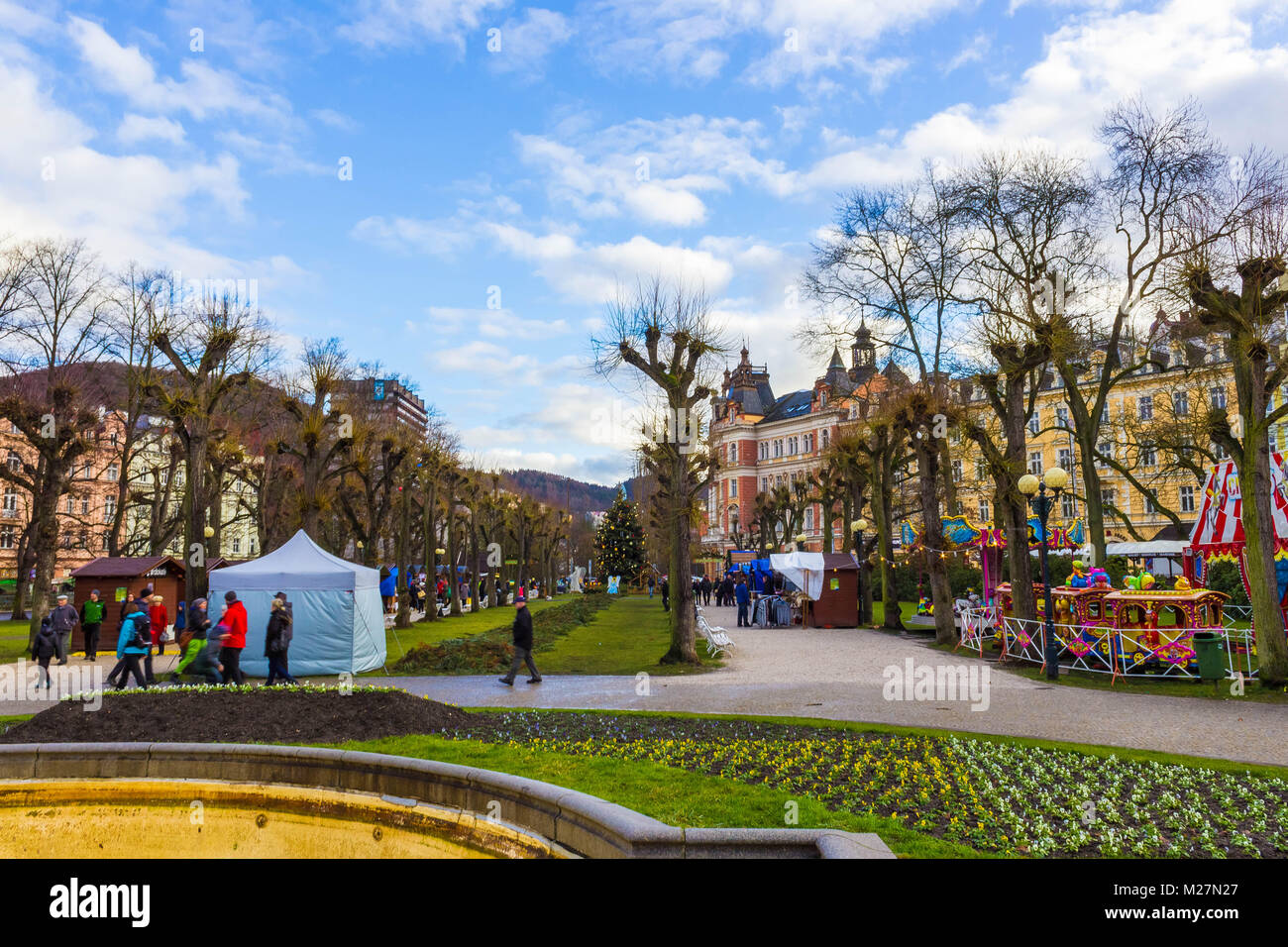 Karlovy Vary, Repubblica Cszech - Gennaio 01, 2018: Le facciate delle vecchie case in centro Foto Stock