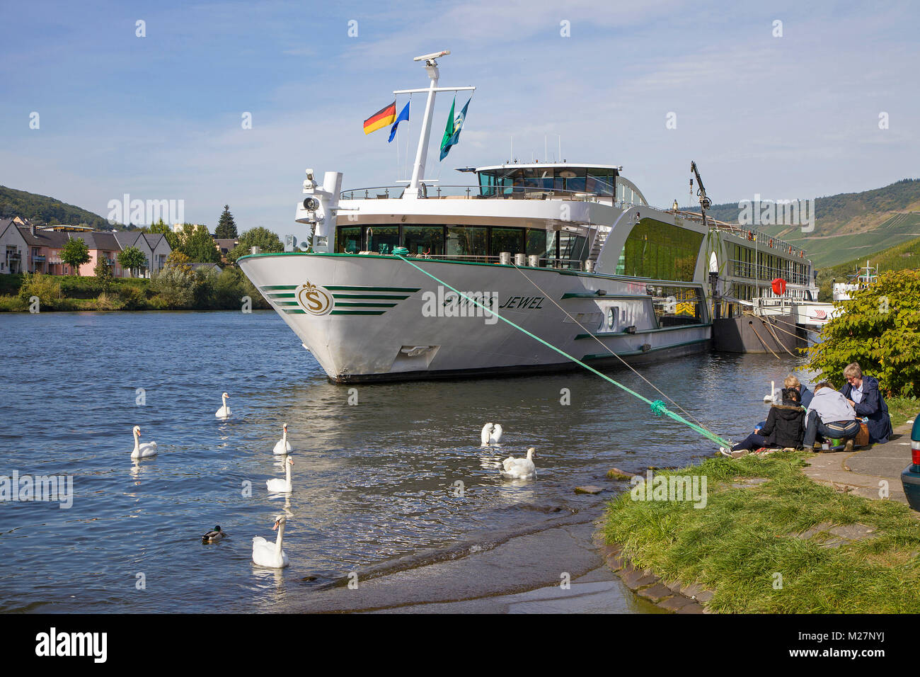 Crociera sul Fiume nave 'Swiss Gioiello' e cigni al villaggio del vino Bernkastel-Kues, Mosella, Renania-Palatinato, Germania, Europa Foto Stock