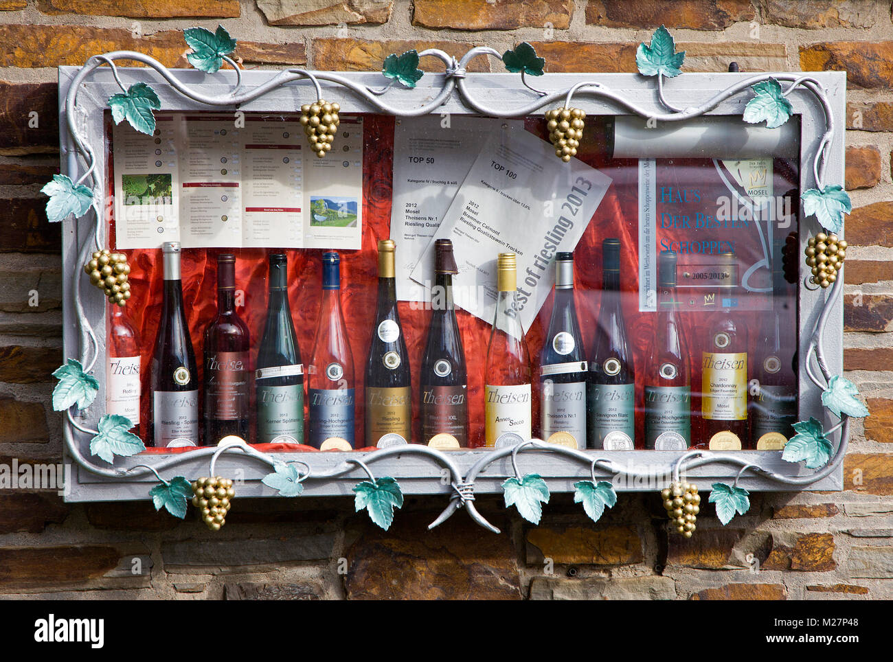 Assortimento di vini in corrispondenza di un muro di casa, il villaggio del vino Ediger-Eller, Mosella, Renania-Palatinato, Germania, Europa Foto Stock