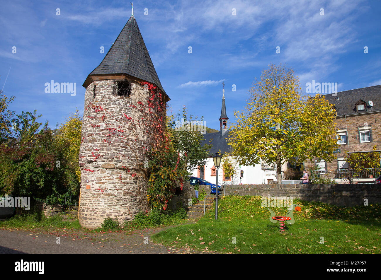 Antica torre di avvistamento medievale con colorato di foglie di vite al Riverside, Ediger-Eller, Mosella, Renania-Palatinato, Germania, Europa Foto Stock