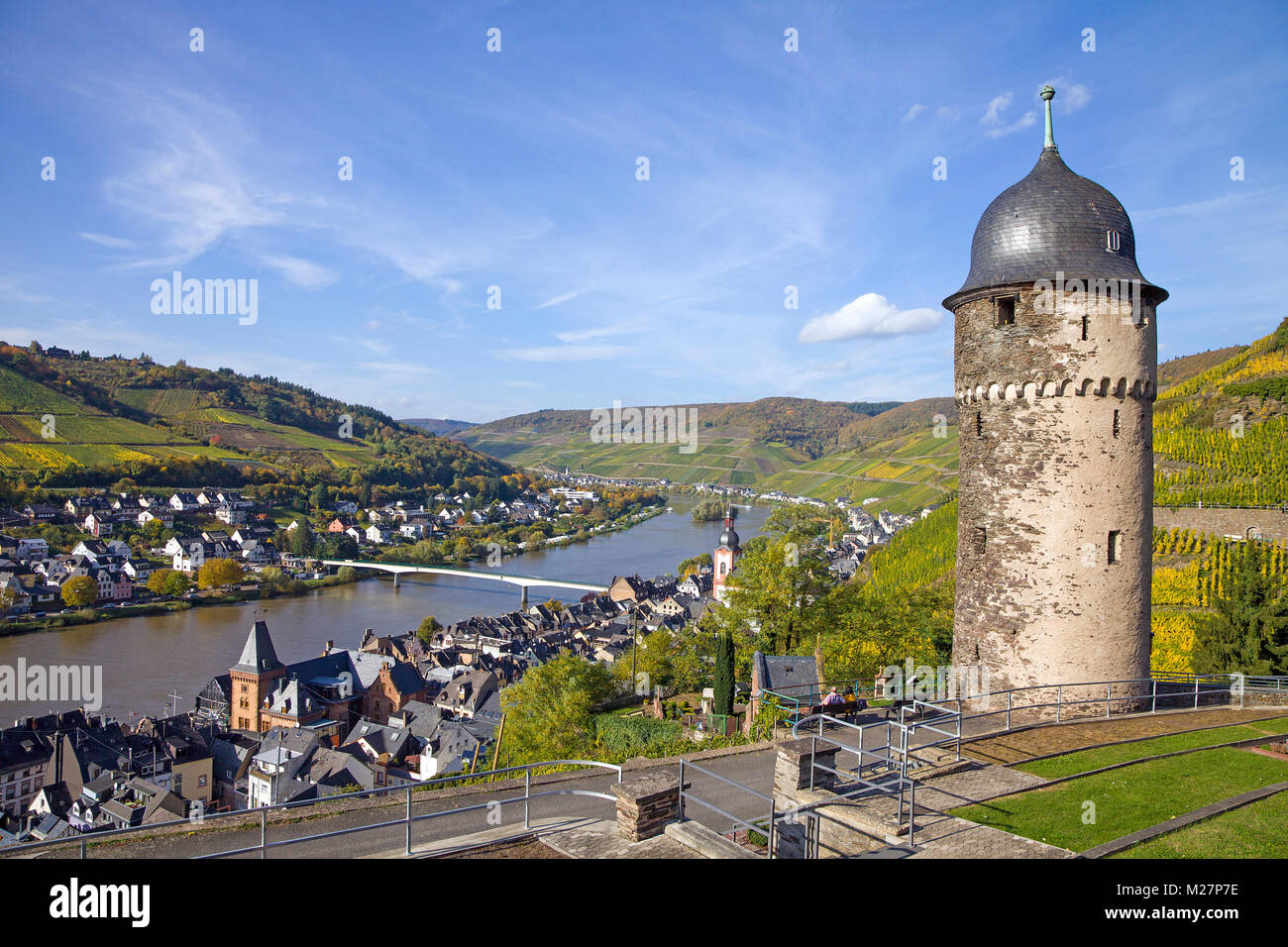 Vista sulla torre rotonda e il villaggio del vino di Zell, Mosella, Renania-Palatinato, Germania, Europa Foto Stock