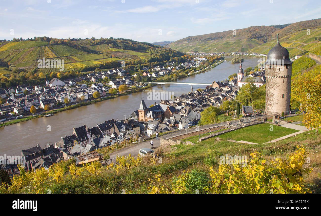 Vista sulla torre rotonda e il villaggio del vino di Zell, Mosella, Renania-Palatinato, Germania, Europa Foto Stock
