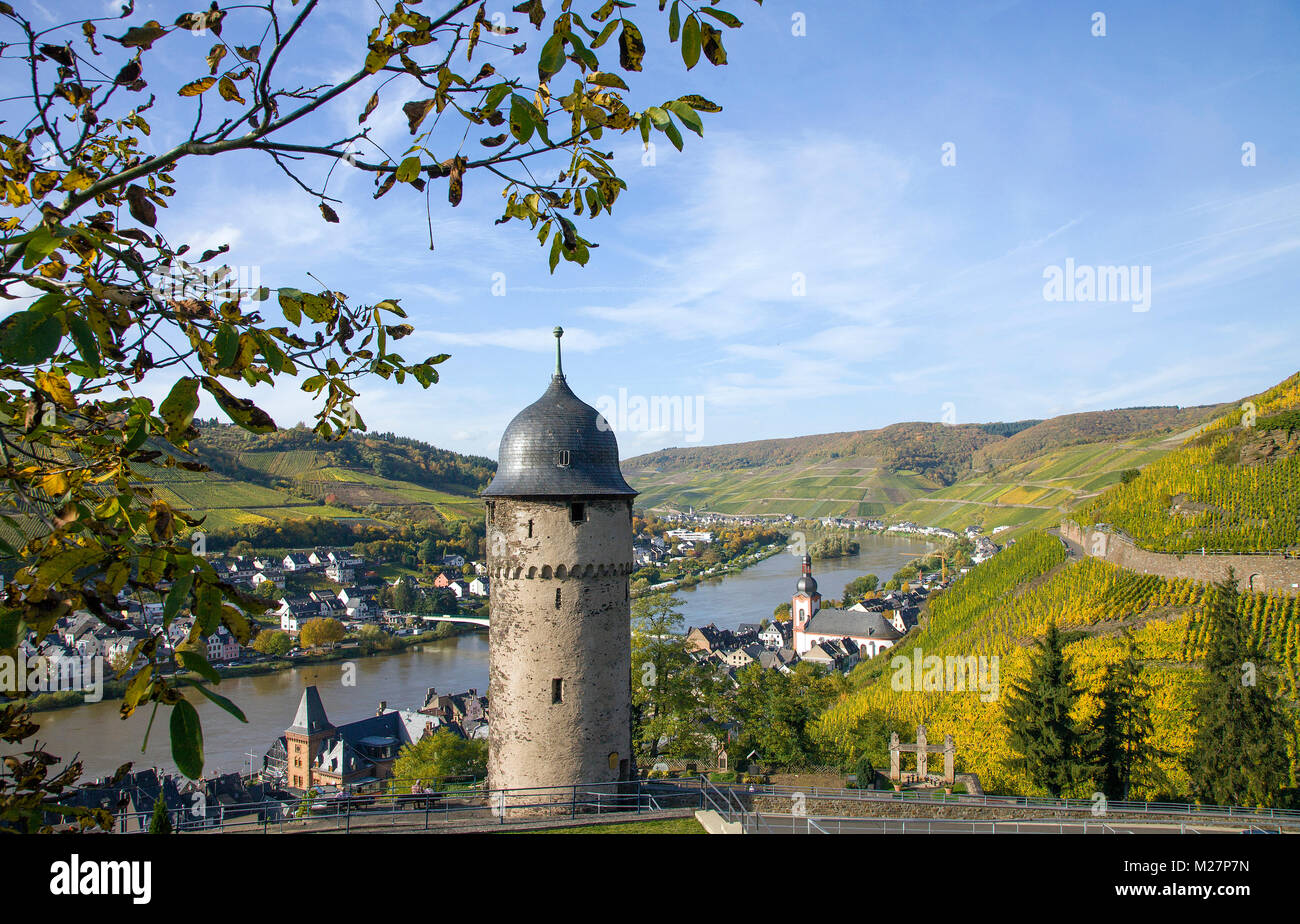 Vista sulla torre rotonda e il villaggio del vino di Zell, Mosella, Renania-Palatinato, Germania, Europa Foto Stock
