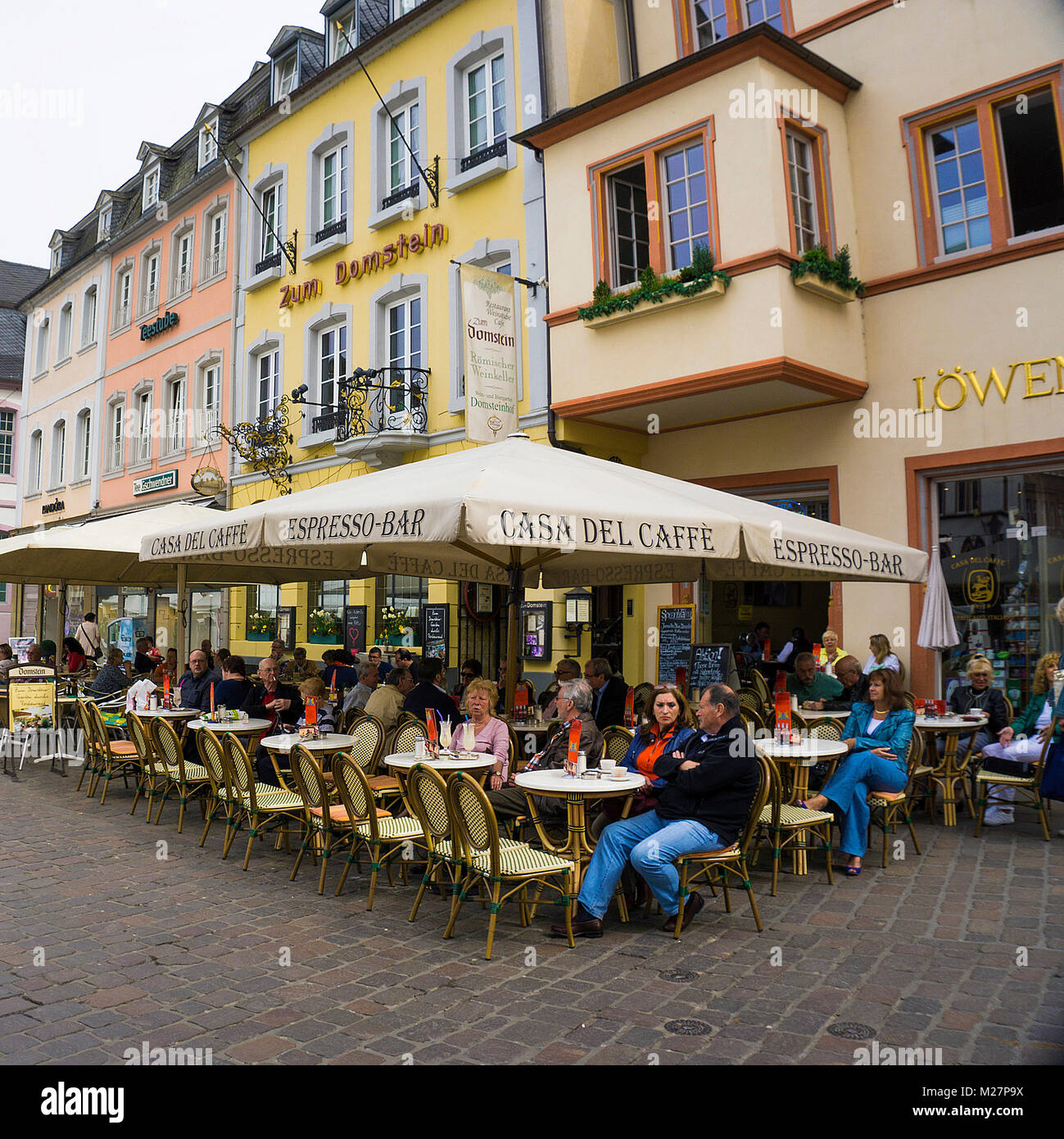 Street cafe, al di fuori di gastronomia presso il principale mercato, Trier, Mosella, Renania-Palatinato, Germania, Europa Foto Stock