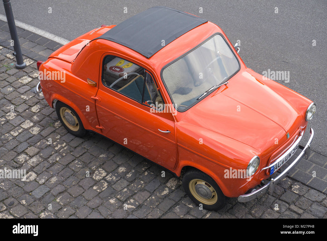 Il veterano della vettura, Vespa 400 dell'impresa italiana Piaggio, Beilstein, Renania-Palatinato, Germania, Europa Foto Stock