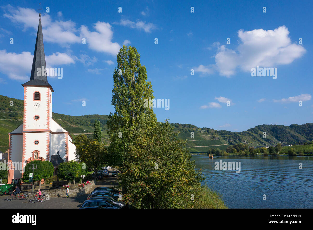 La chiesa cattolica di San Michele a Riverside, villaggio del vino Piesport, Mosella, Renania-Palatinato, Germania, Europa Foto Stock