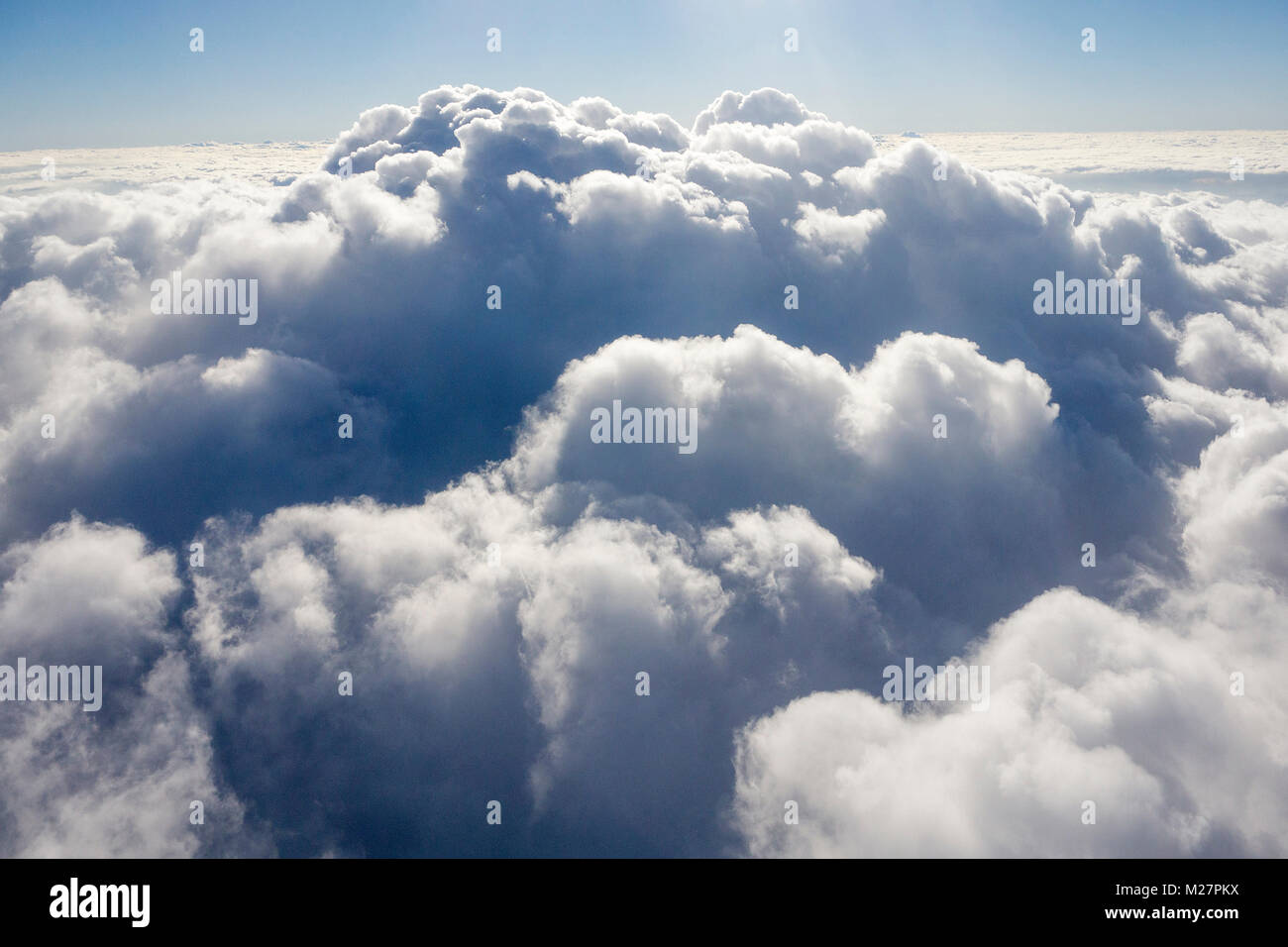 Dichte Wolkendecke aus dem Flugzeug fotografiert, Deutschland, Europa | pesante copertura nuvolosa, fotografata da un aereo, Germania, Europa Foto Stock