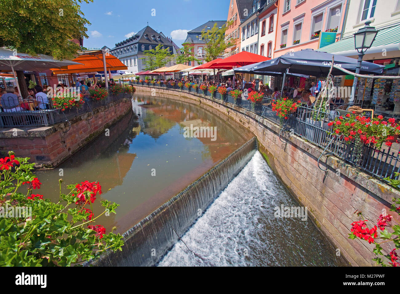La cascata Leukbach alla città vecchia di Saarburg, Renania-Palatinato, Germania, Europa Foto Stock