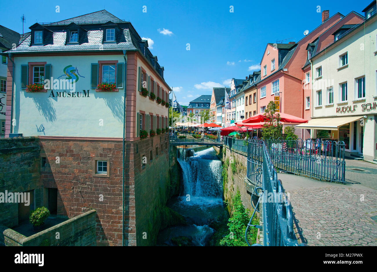 La cascata Leukbach alla città vecchia di Saarburg, Renania-Palatinato, Germania, Europa Foto Stock