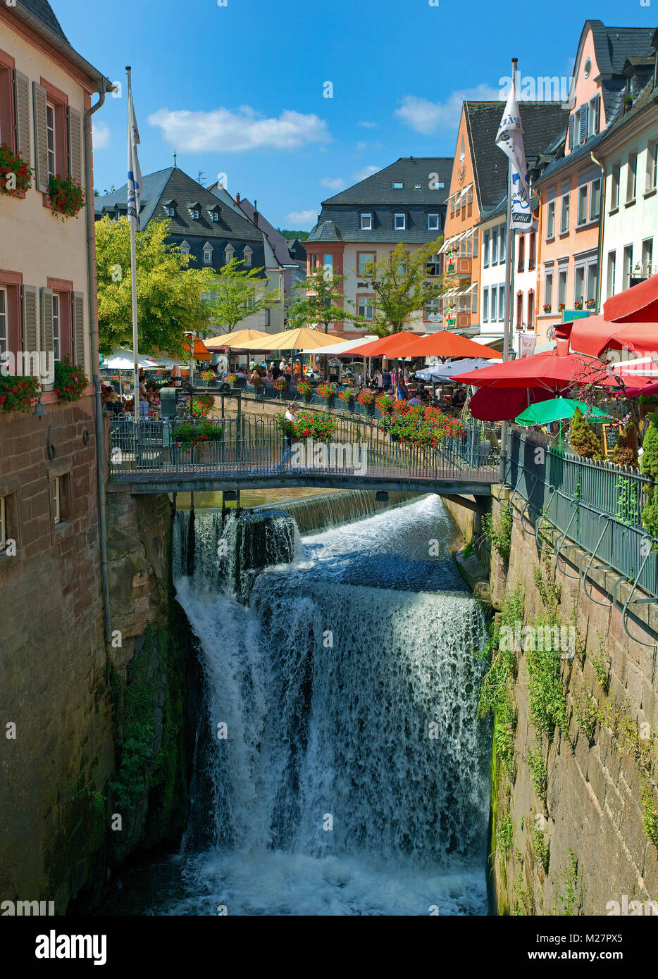 La cascata Leukbach alla città vecchia di Saarburg, Renania-Palatinato, Germania, Europa Foto Stock