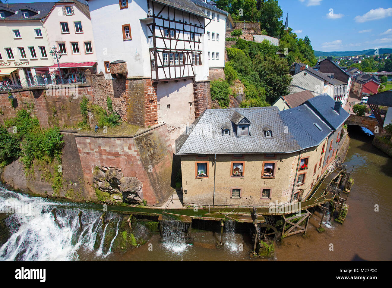 Storico di mulini ad acqua e gli edifici del 17. secolo al flusso Leukbach, accanto a cascata, la città vecchia di Saarburg, Renania-Palatinato, Germania, Europa Foto Stock
