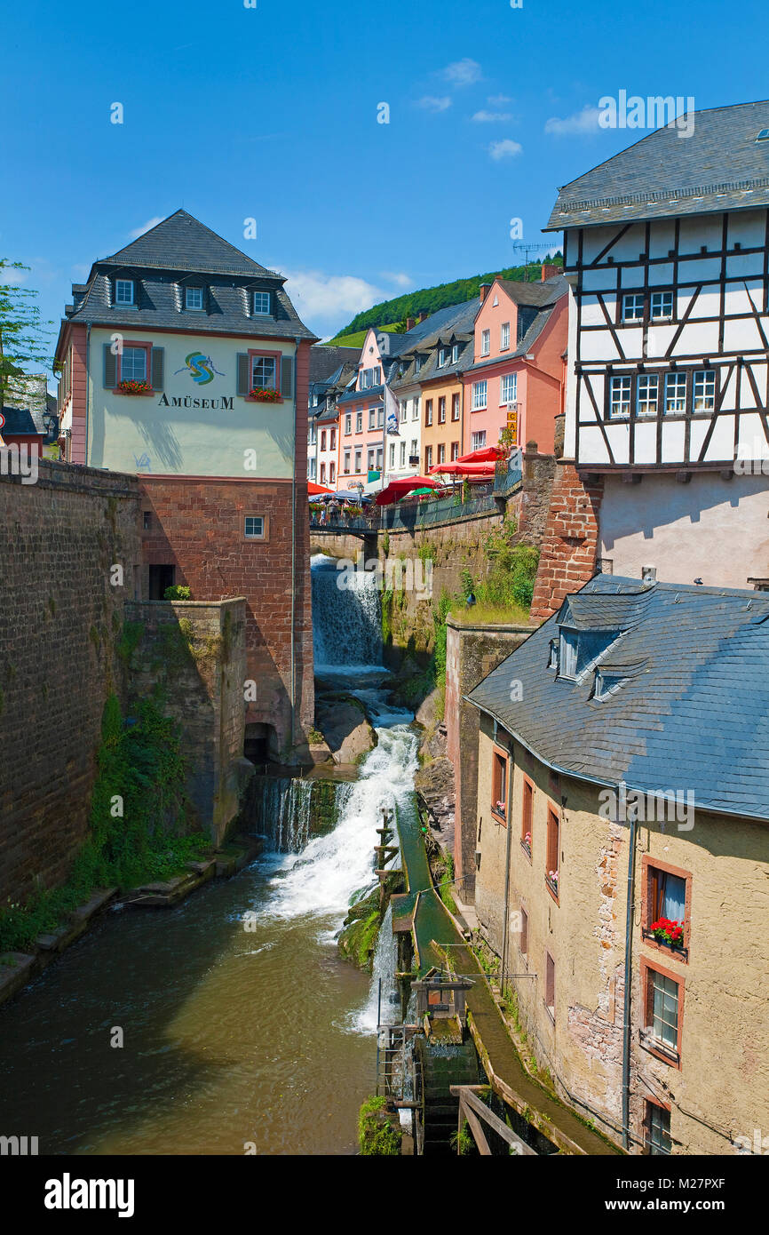 Mulini storici a flusso Leukbach, cascata alla città vecchia di Saarburg, Renania-Palatinato, Germania, Europa Foto Stock