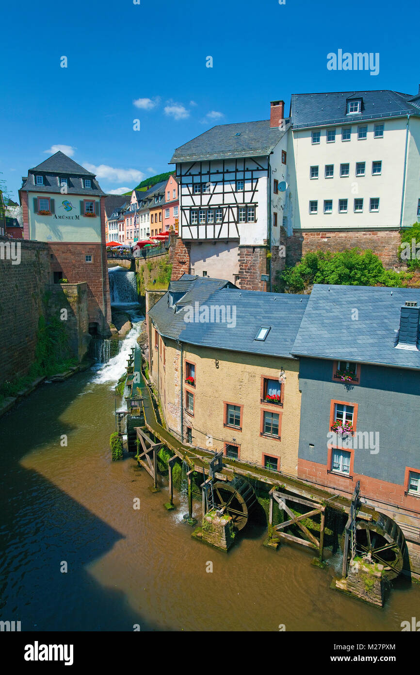 Storico di mulini ad acqua e gli edifici del 17. secolo al flusso Leukbach, accanto a cascata, la città vecchia di Saarburg, Renania-Palatinato, Germania, Europa Foto Stock