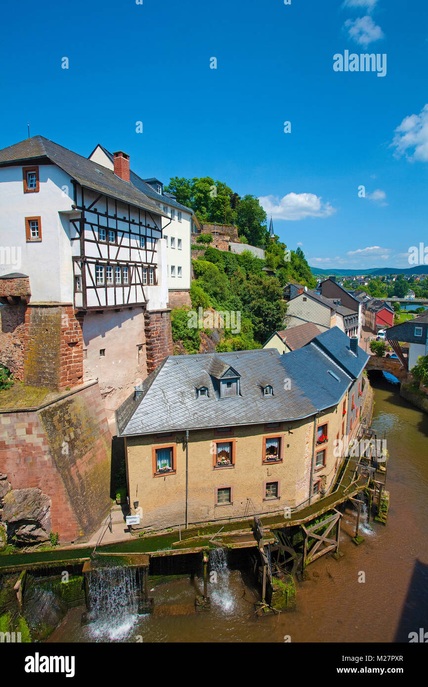 Storico di mulini ad acqua e gli edifici del 17. secolo al flusso Leukbach, accanto a cascata, la città vecchia di Saarburg, Renania-Palatinato, Germania, Europa Foto Stock