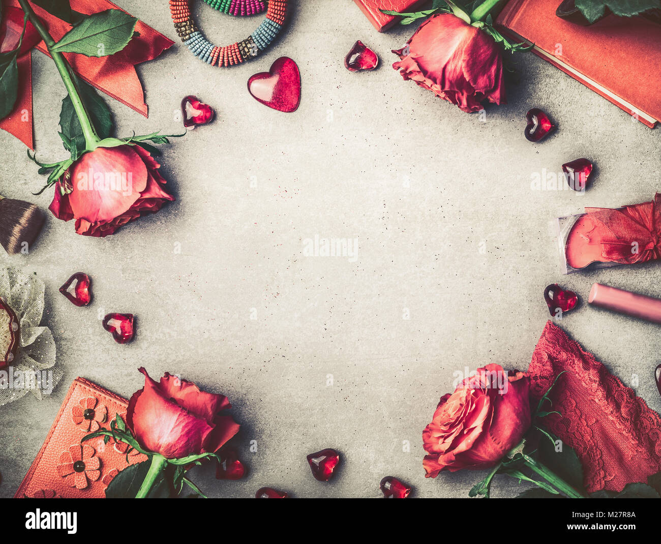 Il giorno di San Valentino sfondo con rose, ascoltare e accessori femminili, vista dall'alto del telaio orizzontale Foto Stock