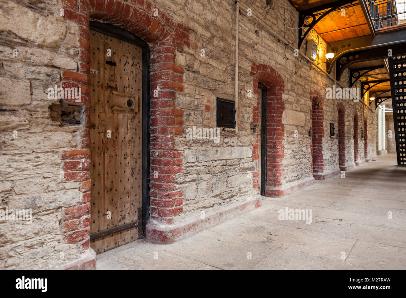 Cellule in ora chiuso Cork City Gaol, Cork, l'Irlanda, che è un attrazione turistica, del patrimonio culturale e storico. Foto Stock