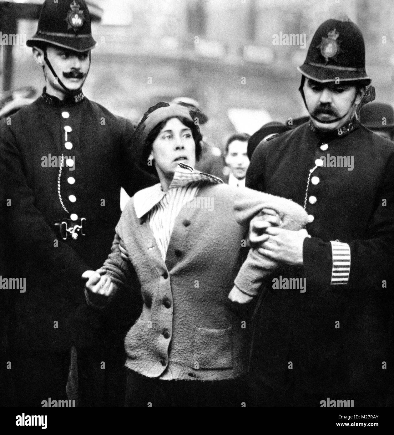 File foto dal 1914 di un suffragette essendo arrestato dalla polizia. La rappresentanza delle persone Act, approvato il 6 febbraio 1918, ha dato alcune donne di età superiore a 30 voti e il diritto a candidarsi per il Parlamento. Foto Stock
