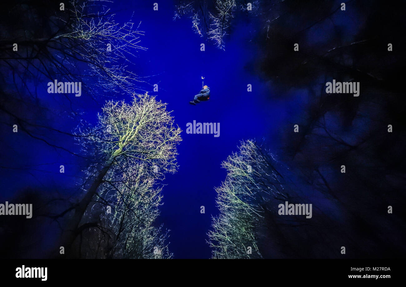 Un uomo esegue il test di un nuovo Go Ape Night-time zipline esperienza che sarà parte integrante dello Yorkshire Dales- cieli bui Festival 2018. Foto Stock