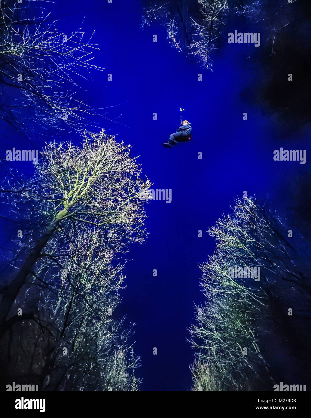 Un uomo esegue il test di un nuovo Go Ape Night-time zipline esperienza che sarà parte integrante dello Yorkshire Dales- cieli bui Festival 2018. Foto Stock