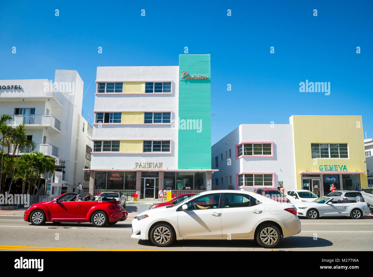 MIAMI - 12 gennaio 2017: il traffico passa la mitica architettura Art Deco di Collins Avenue sulla mattina di sole in spiaggia Sud Foto Stock