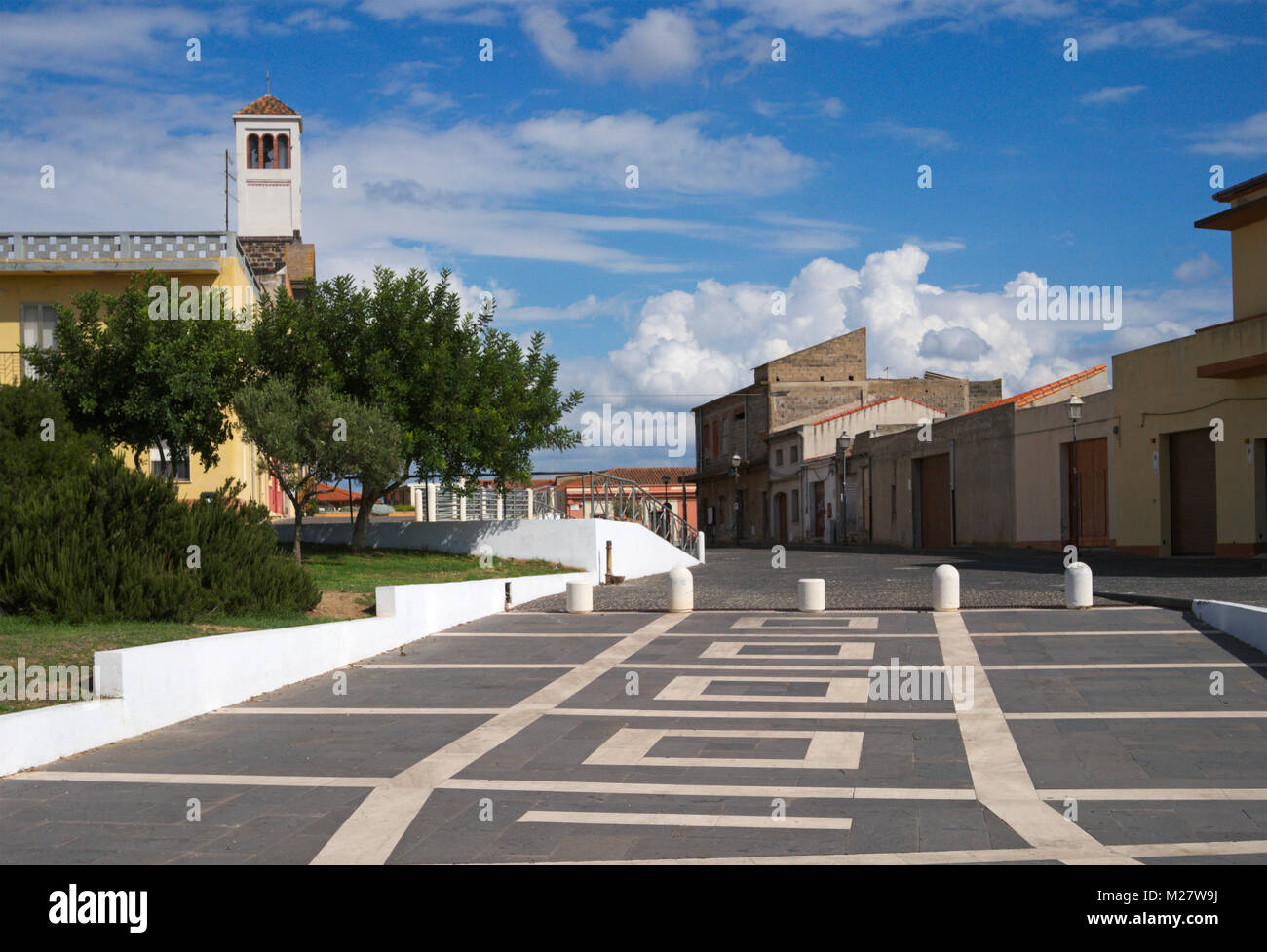 Una piazza nel comune di Cabras, la penisola del Sinis, provincia di Oristano, Sardegna, Italia Foto Stock