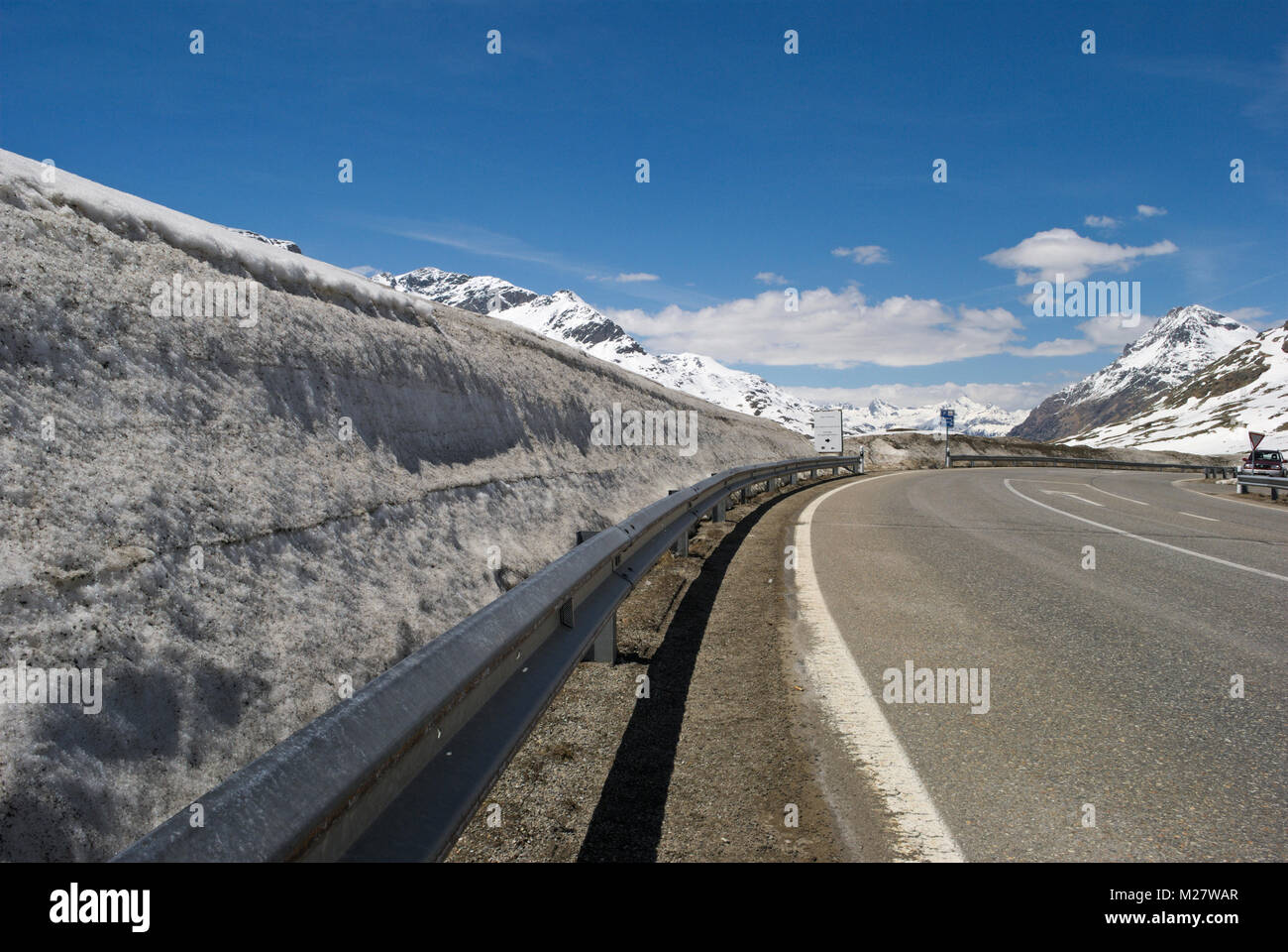 Mountaain strada che conduce al Passo Bernina, Canton Grigioni, Svizzera Foto Stock