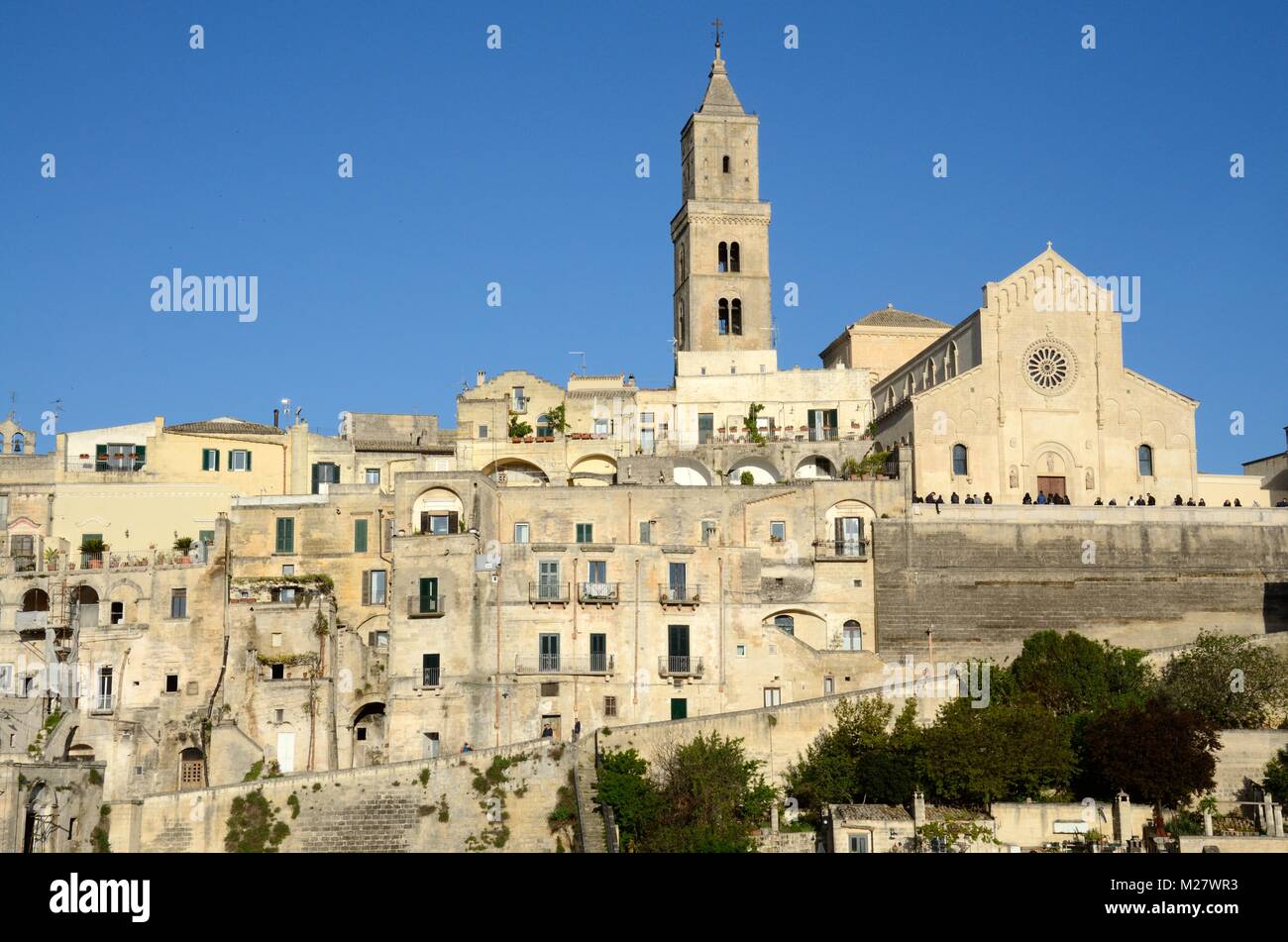 Vista sulla zona dei Sassi di Matera verso Matera cattedrale del XIII secolo in stile romanico pugliese edificio Foto Stock