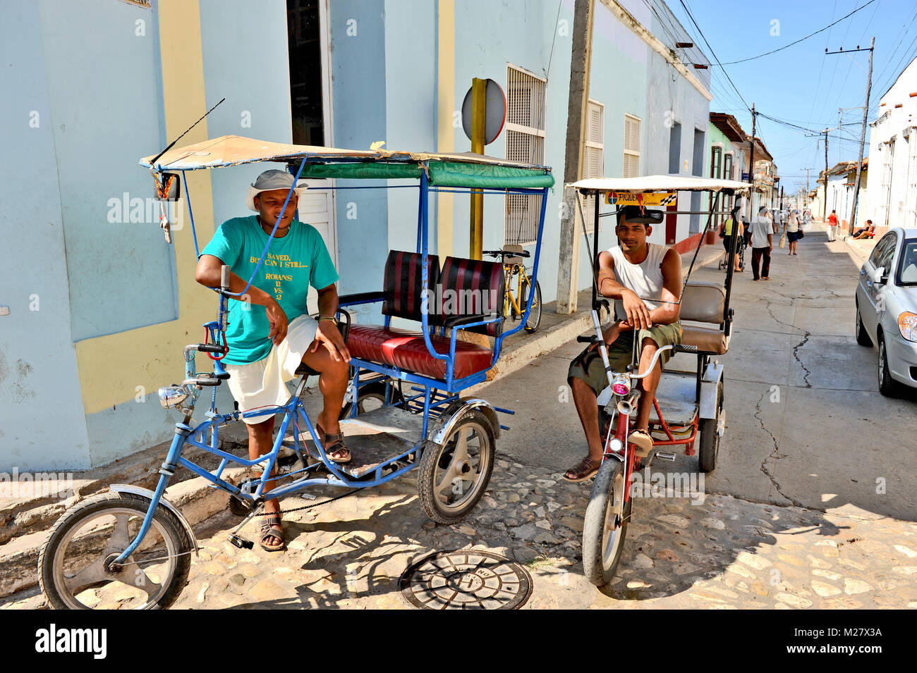 TRINIDAD, CUBA, Ottobre 27, 2009. Due rickshaws e i loro piloti in attesa della strada in Trinidad, Cuba, nel mese di ottobre 27th, 2009. Foto Stock