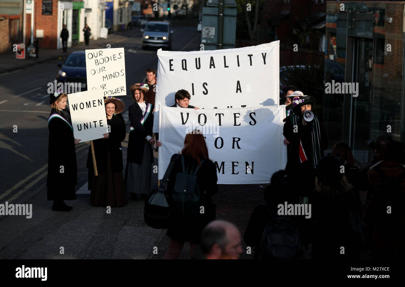 Gli studenti dal Royal Holloway University of London ri-creare un corteo di protesta da suffragettes, in Egham, in occasione del centenario della rappresentanza dei cittadini di agire. Foto Stock