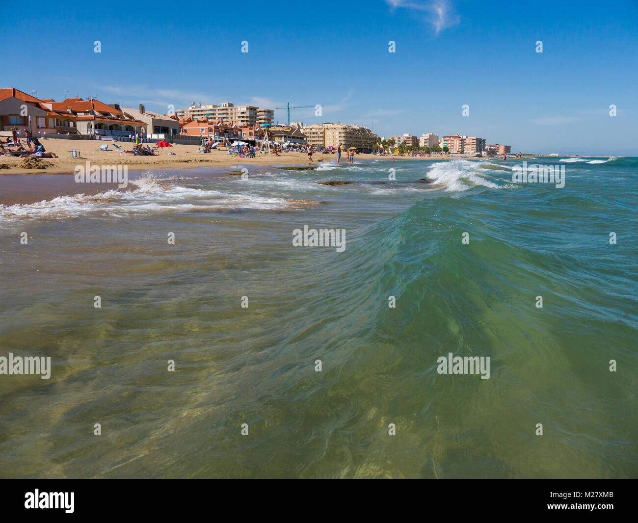 La spiaggia e il mare mediterraneo a la Mata sulla Costa Blanca. Torrevieja nella provincia di Alicante, Spagna. Foto Stock