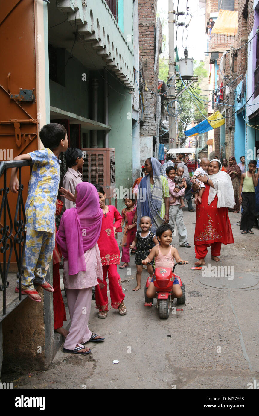 Gli abitanti locali per le strade della baraccopoli di Delhi, India Foto  stock - Alamy