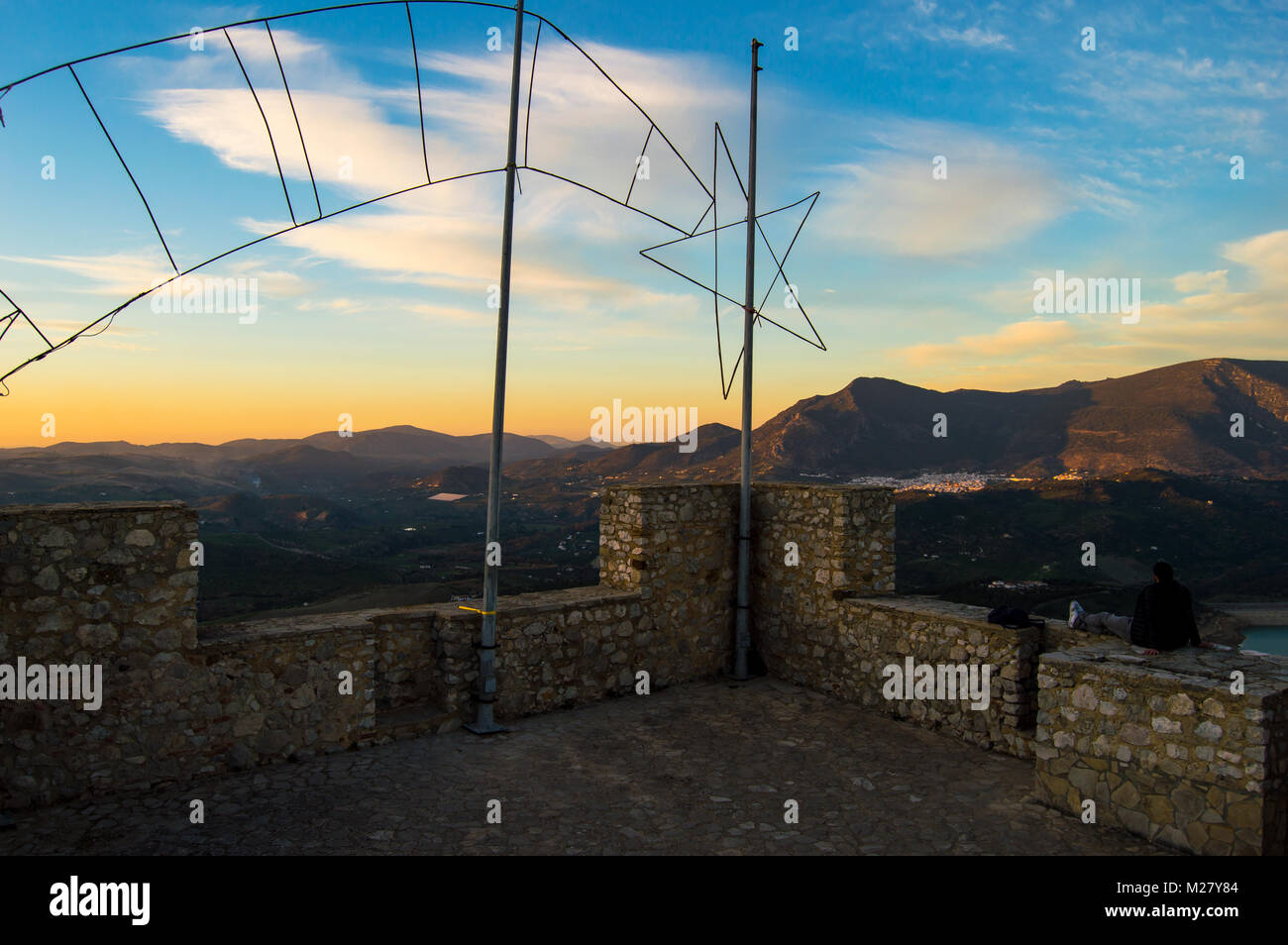 Castello del villaggio bianco di Zahara de la Sierra di Cadice, Spagna. Scena di Natale con una stella cadente nel castello e un ragazzo di orologi le montagne. Foto Stock