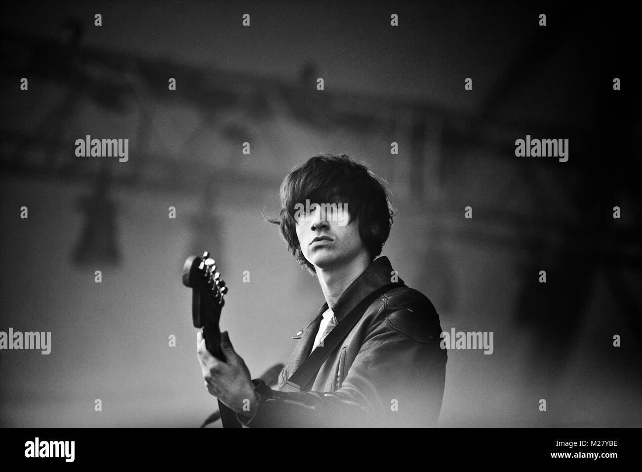 L'inglese indie rock band Arctic Monkeys esegue un concerto dal vivo al Roskilde Festival 2011. Qui di cantante e musicista Alex Turner è raffigurato. Danimarca 02/07/2011. Foto Stock