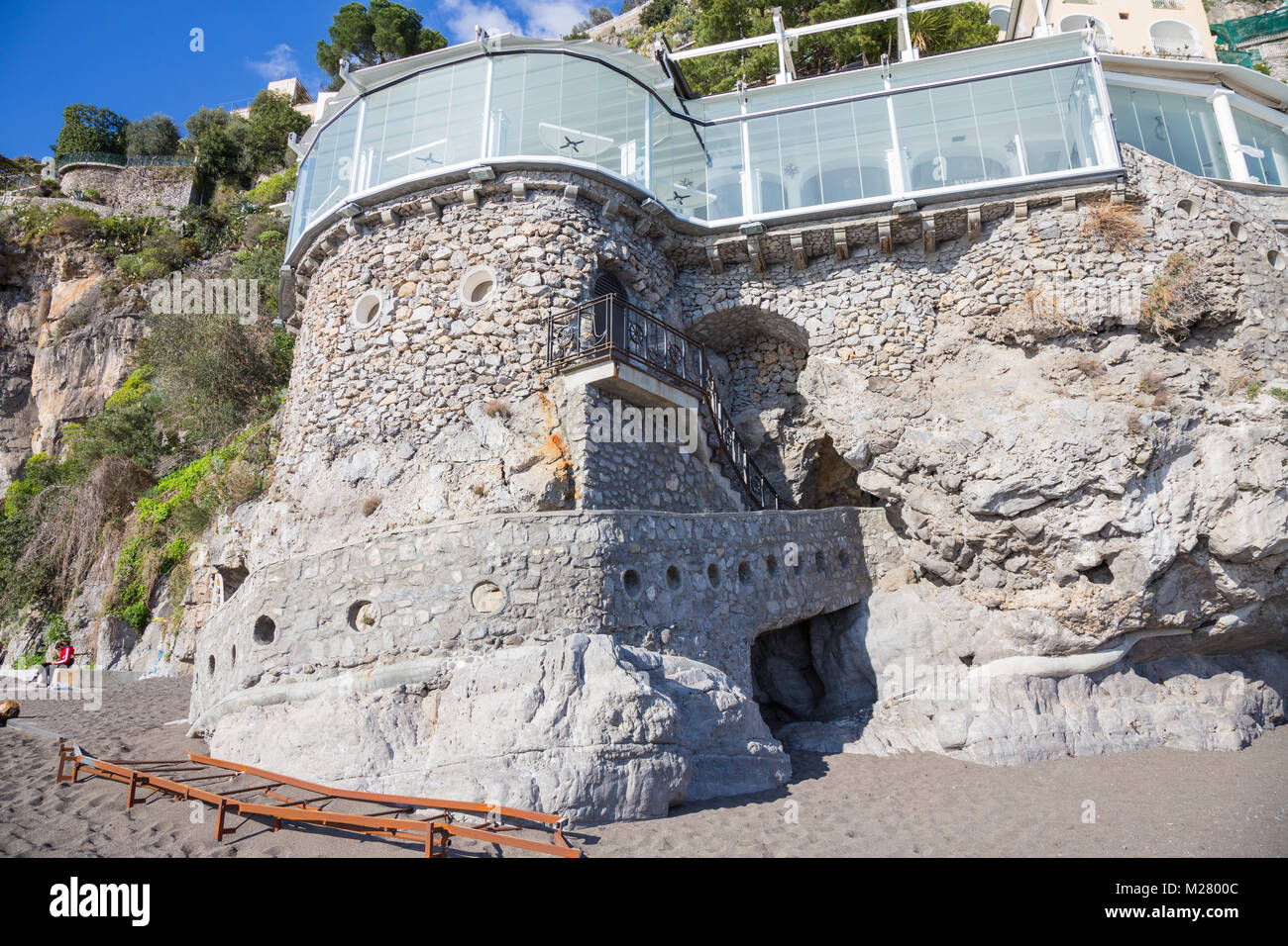 Positano, Campania, Italia 12 marzo 2017, l'immagine mostra un edificio che si affaccia sulla spiaggia dirattamente mostra ai visitatori di quest'ultima la sua pietra f Foto Stock