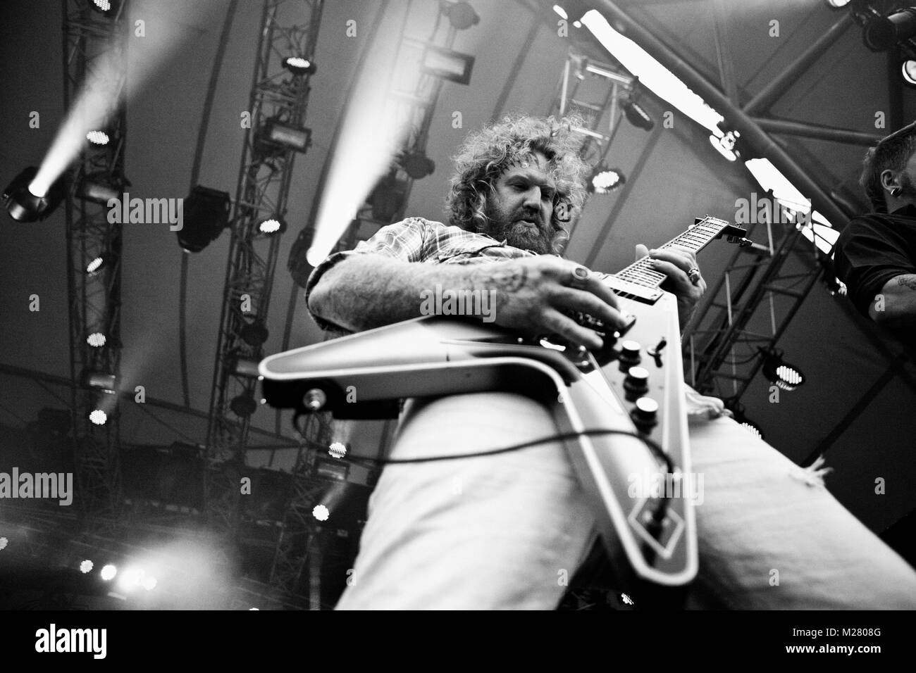 La American metal band Mastodon esegue un concerto dal vivo all'Orange stadio a Roskilde Festival 2011. Qui il chitarrista e cantante Brent cerve è raffigurato dal vivo sul palco. Danimarca, 01/07 2011. Foto Stock