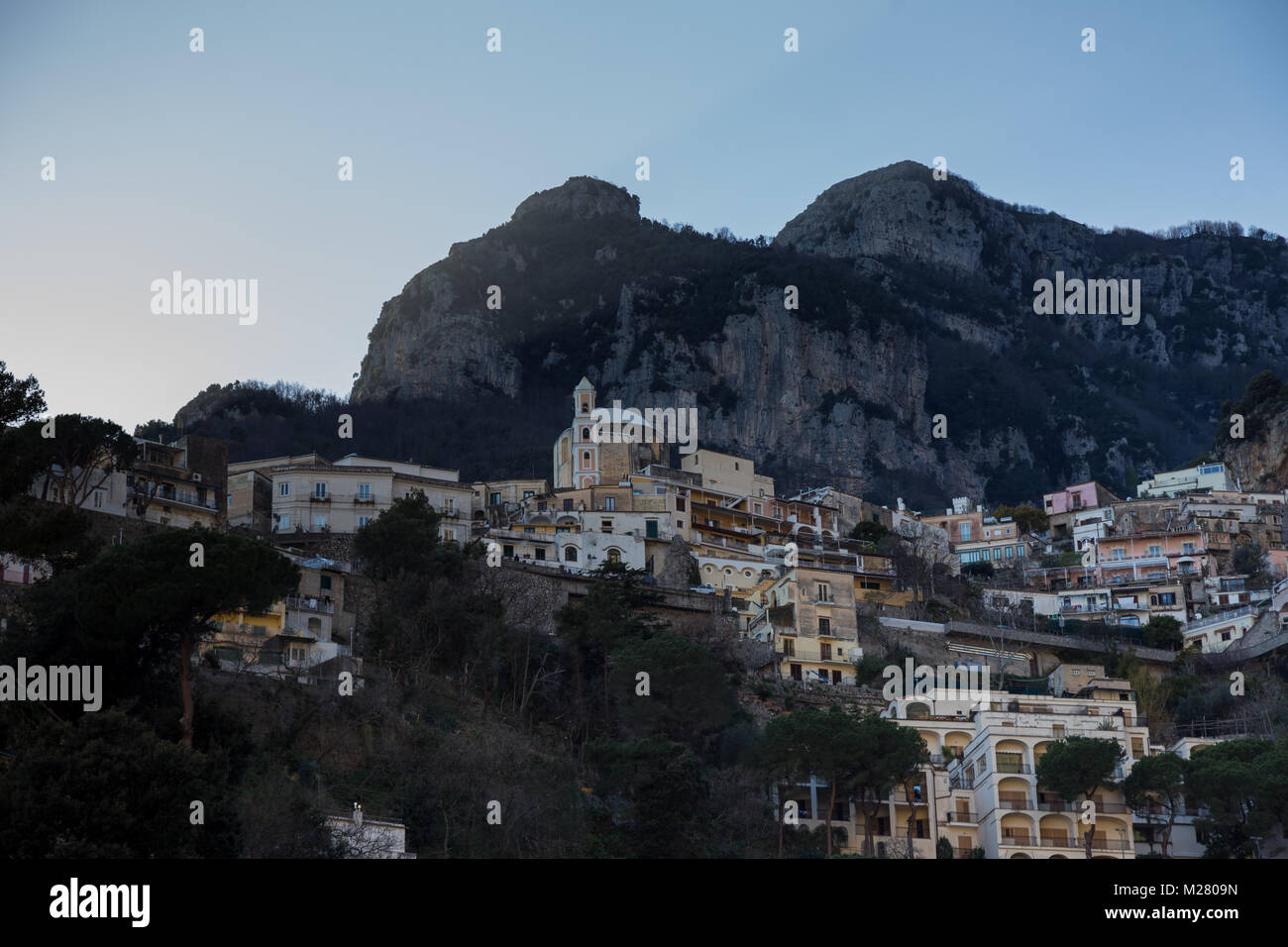 Positano, Campania, Italia 12 marzo 2017 ritratto di case colorate di Positano nel loro incantevole bellezza. Foto Stock