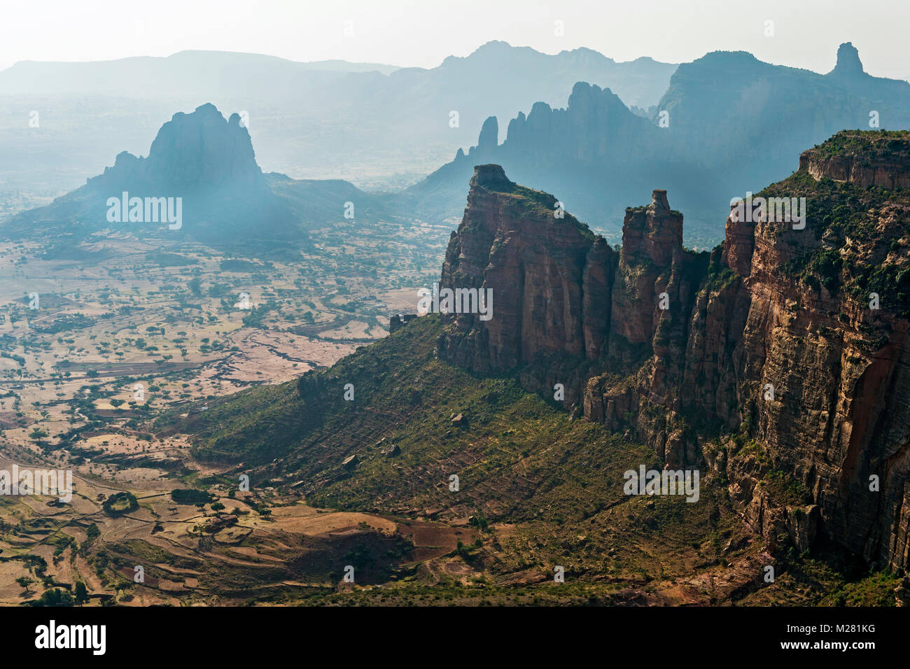 Strano paesaggio roccioso, Gheralta mounitains, vicino Hawzien, provincia del Tigray, Etiopia Foto Stock